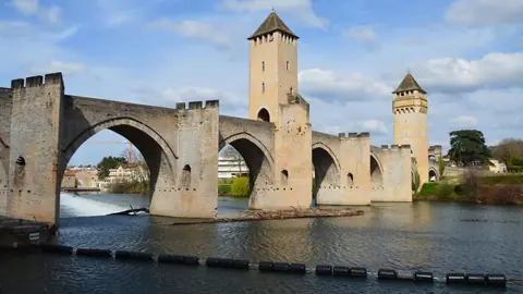 Le pont Valentré de Cahors au-dessus du Lot